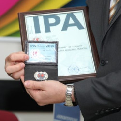 Plaketa i zna  ka po  asnog   lana 